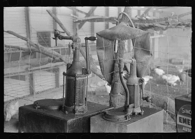 Photo:El Indio Texas 1939 Farm Tractor Oil Pump Equipment