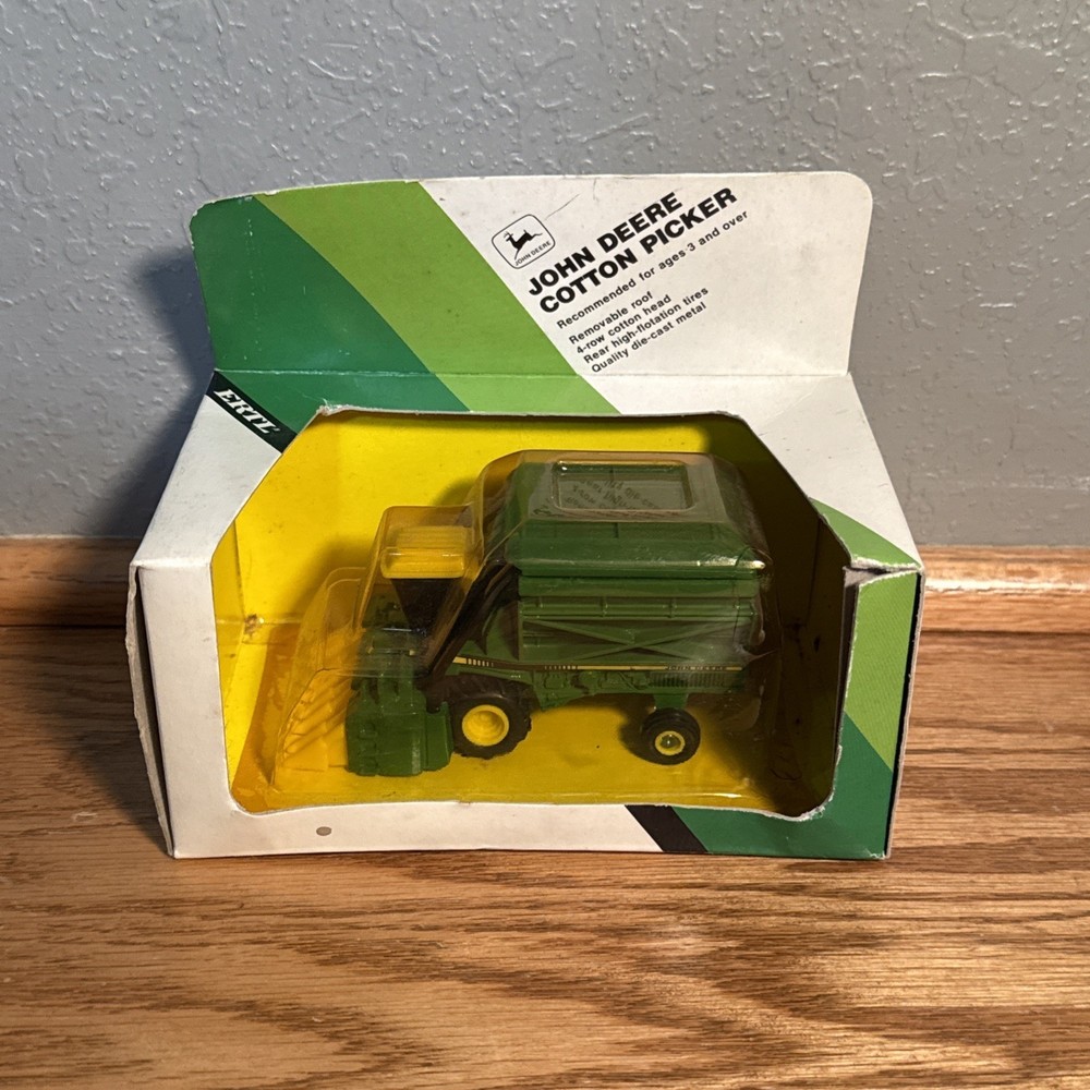 1/80 Scale John Deere Cotton Picker with Removable Roof & 4-Row Head New in Box