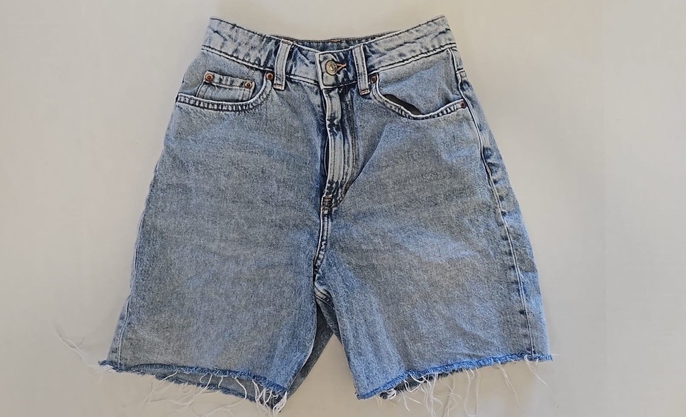 H&M Divided Women’s Distressed Wash Denim Shorts Size 2