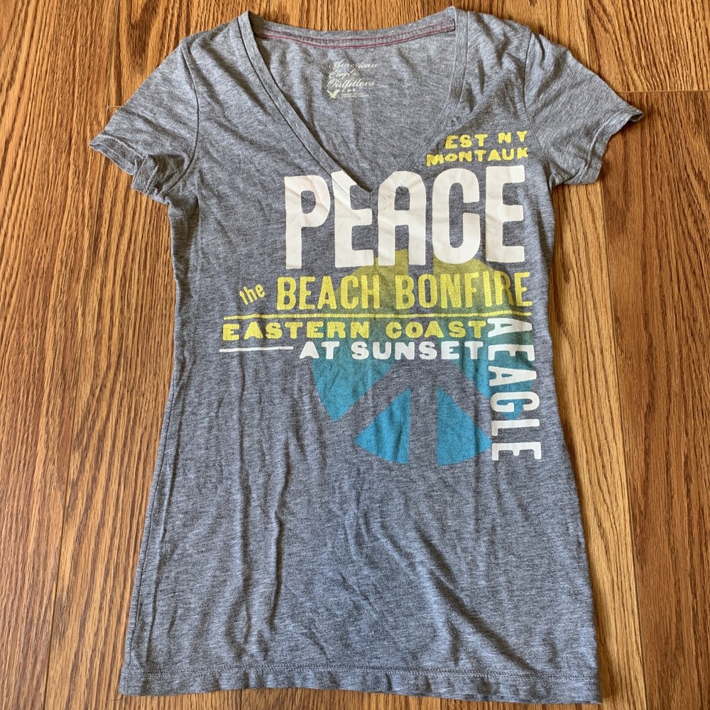 American Eagle Graphic T- Shirt Size Small Gray Short Sleeve V-neck Y2K Peace