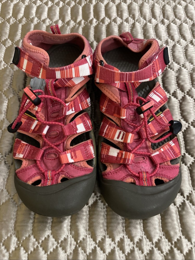 KEEN Women's Size 6 Closed Toe Waterproof Hiking Sandals.  Pink.  Great Cond.
