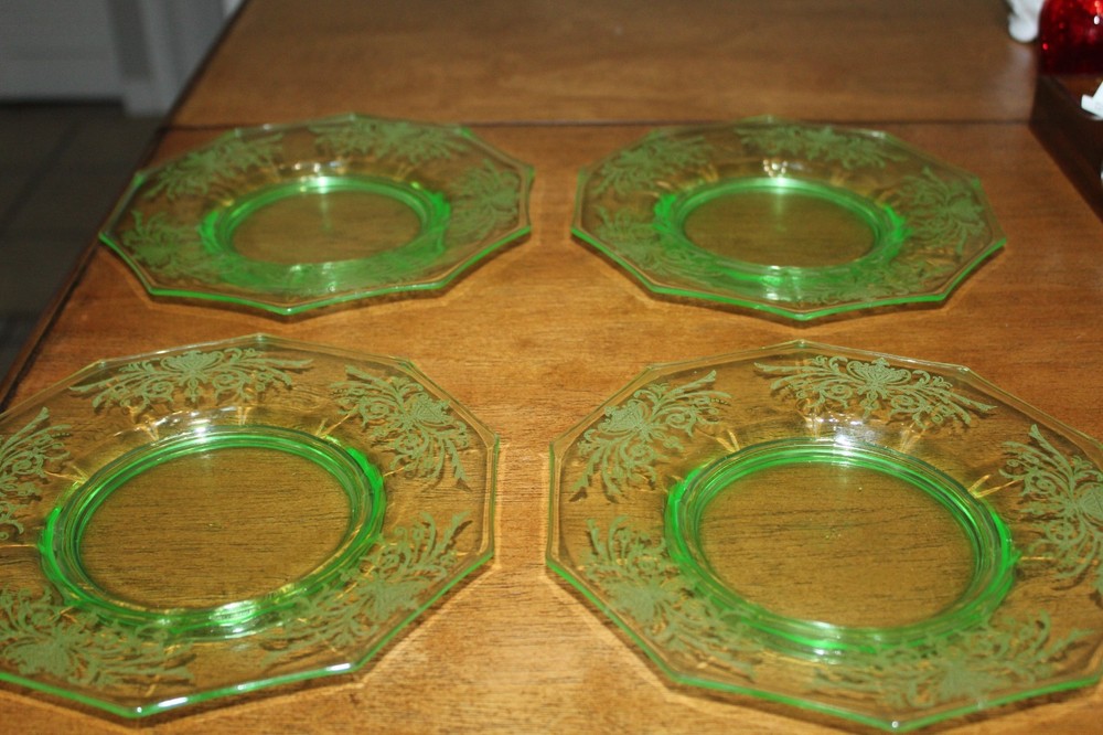4 Vtg  Green Depression Cambridge Glass Decagon Sided Green Salad Plate Glows