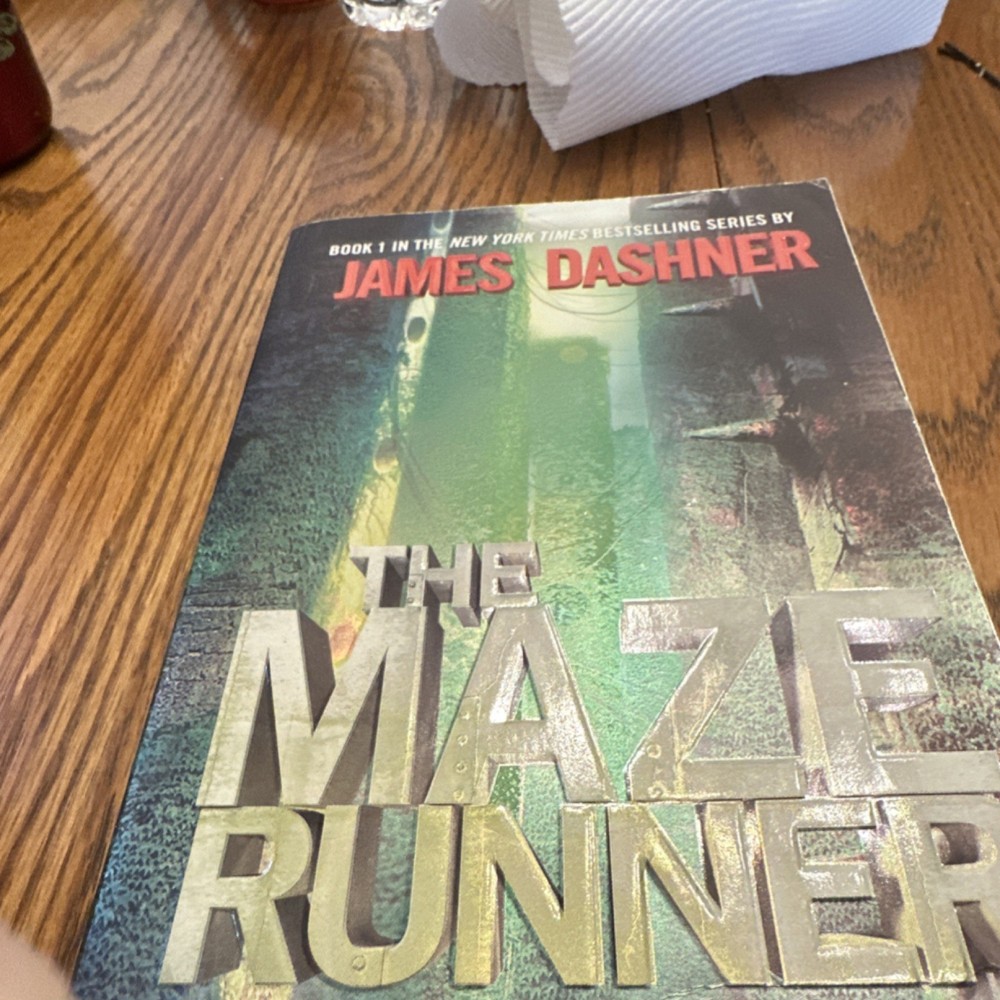 Vintage Books The Maze Runner James Dashner Paperback Delacorte Sci-Fi Series