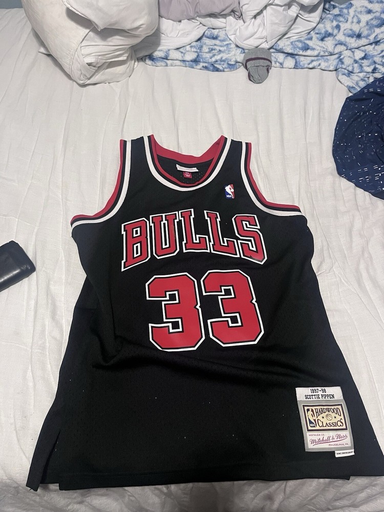 Scottie Pippen Chicago Bulls Swingman Jersey by Mitchell & Ness - Mens Medium
