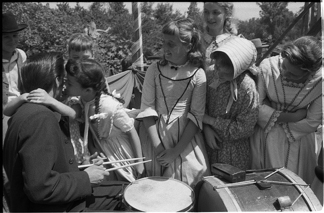 Photo:Elvis Presley 1956 Girls Dancing with Drummer Black and White