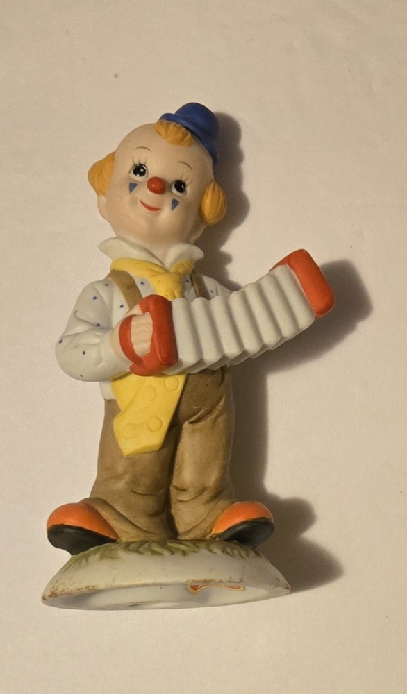 LEFTON CHINA CLOWN FIGURINE WITH ACCORDIAN 1990 GEO.Z