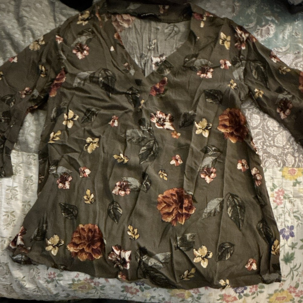 Blu Pepper Women's L Green Floral V-Neck Chiffon Ruffle Sleeve Pullover Blouse