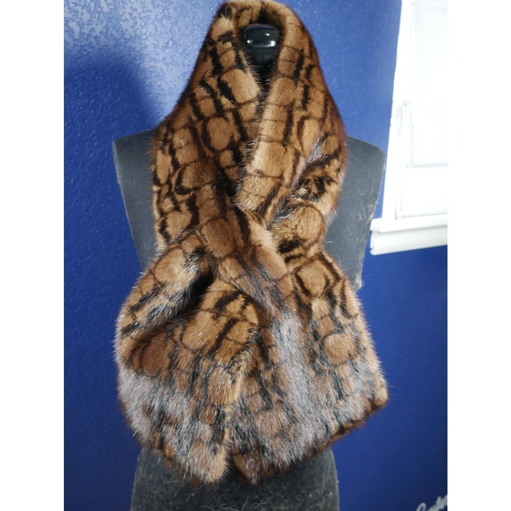 Gorgeous Carolina Herrera Monogram Mink Fur Scarf Collar wrap for Coat Jacket