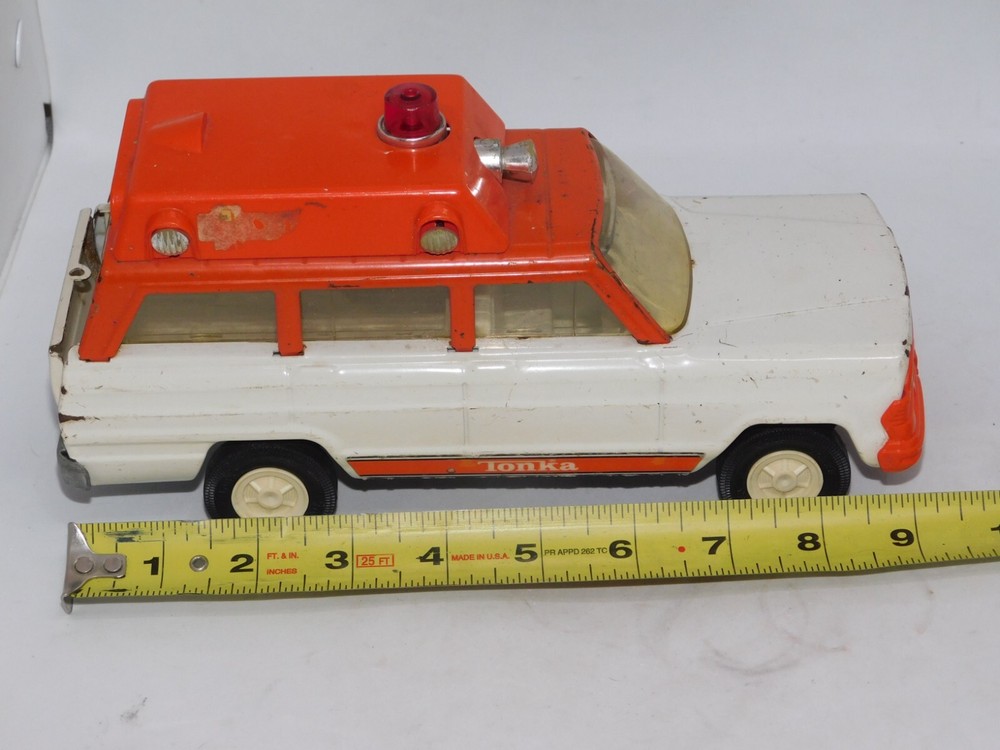 Vintage Tonka Jeep Wagoneer Ambulance 9