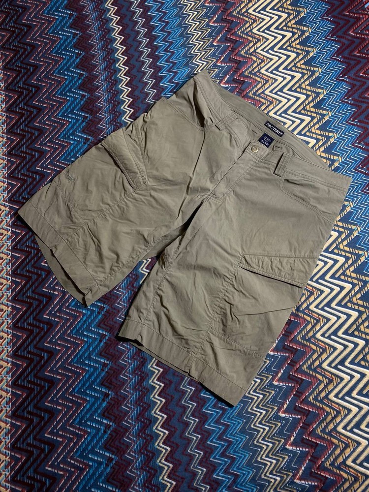 Arc'Teryx Beige Hiking Shorts for Outdoor Trekking Size 36