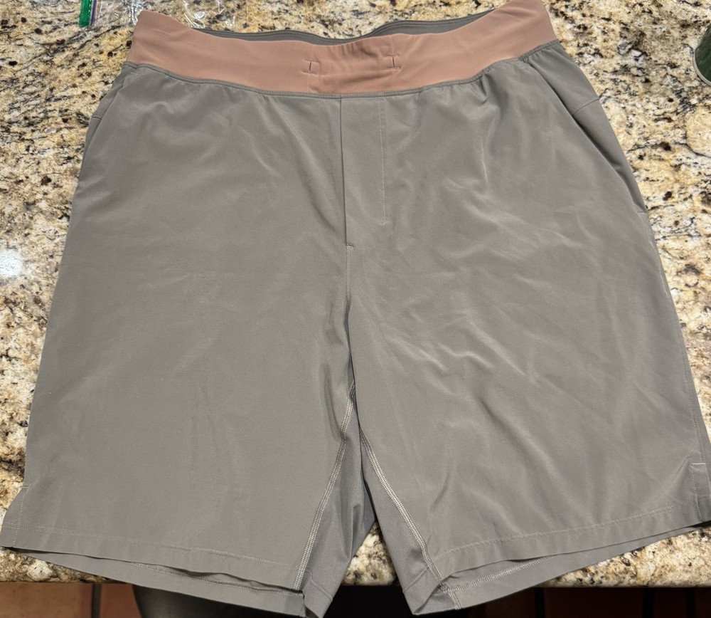 Lululemon License To Train 9 Inch Shorts Mens Size L Gray-Beige
