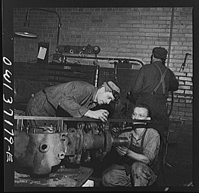 Photo:Pittsburgh Pennsylvania 1910s Mechanics Working on Rear Axle Housing