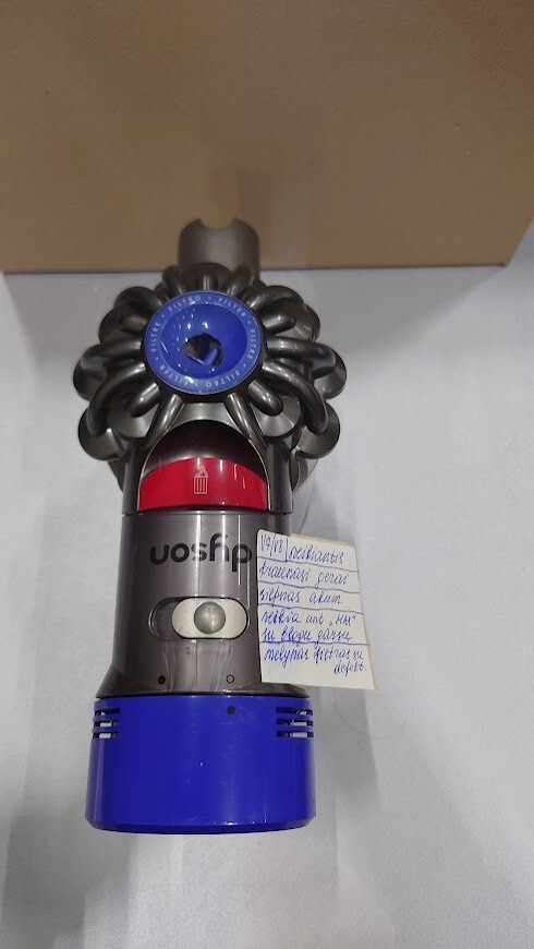 Dyson V7 V8 Vacuum with Weak Battery and Filter Defect - Used