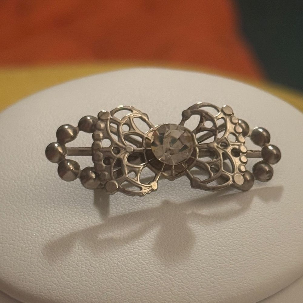 Vintage-Inspired Silver Tone Filigree Bow Brooch with Clear Crystal