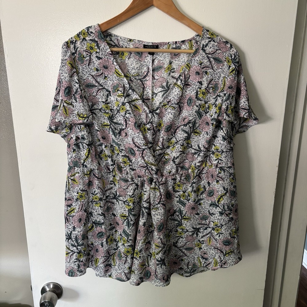 Torrid Size 1X Georgette Twist Surplice Flutter Sleeve Floral Top
