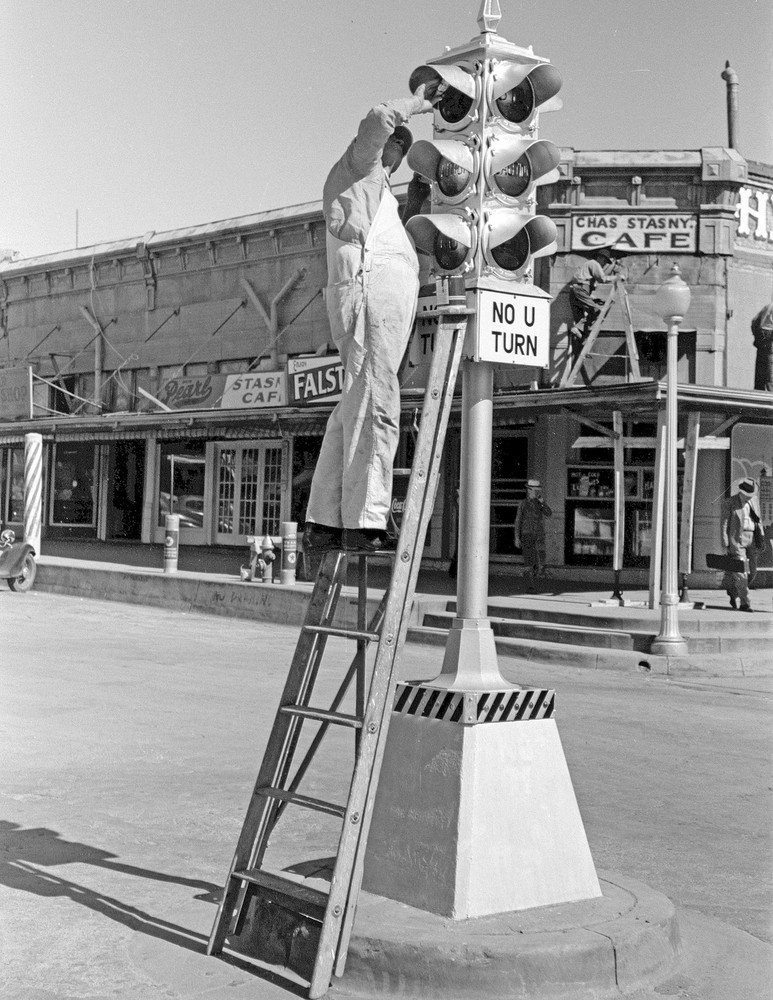 1939 Painting Traffic Light, Taylor, Texas Vintage Old Photo 8.5