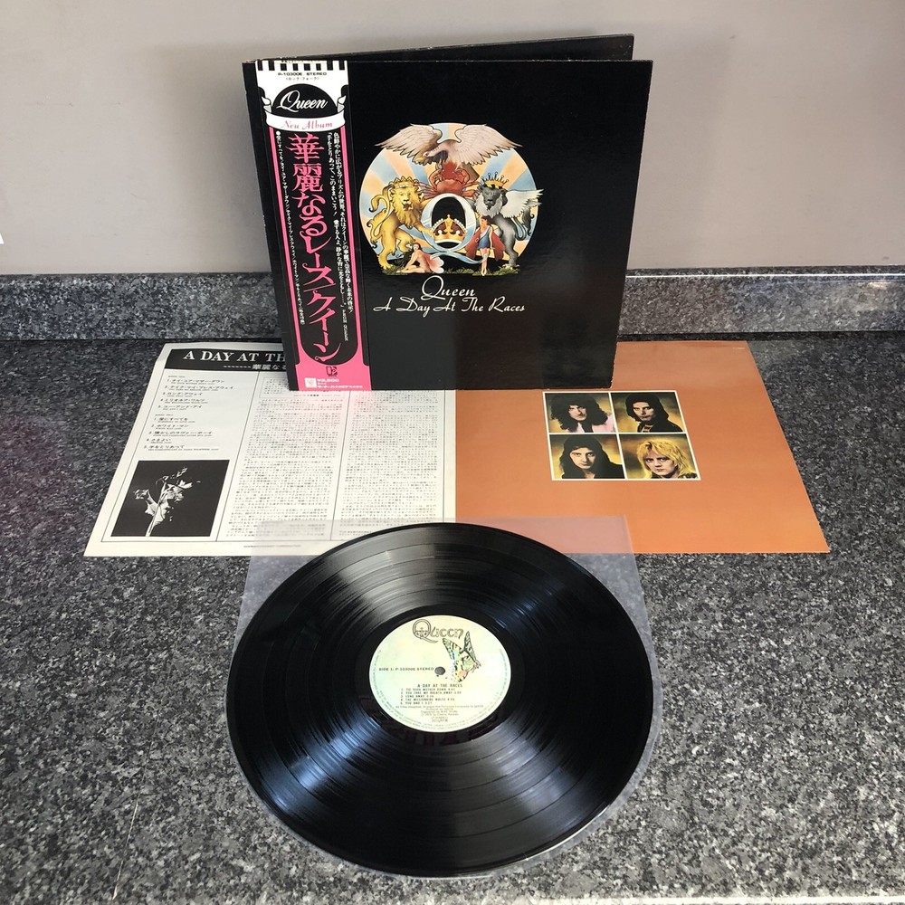 LP VINYL QUEEN ALBUM A DAY AT THE RACES P-10300E JAPAN 1ST PRESS 1976 EX-/EX