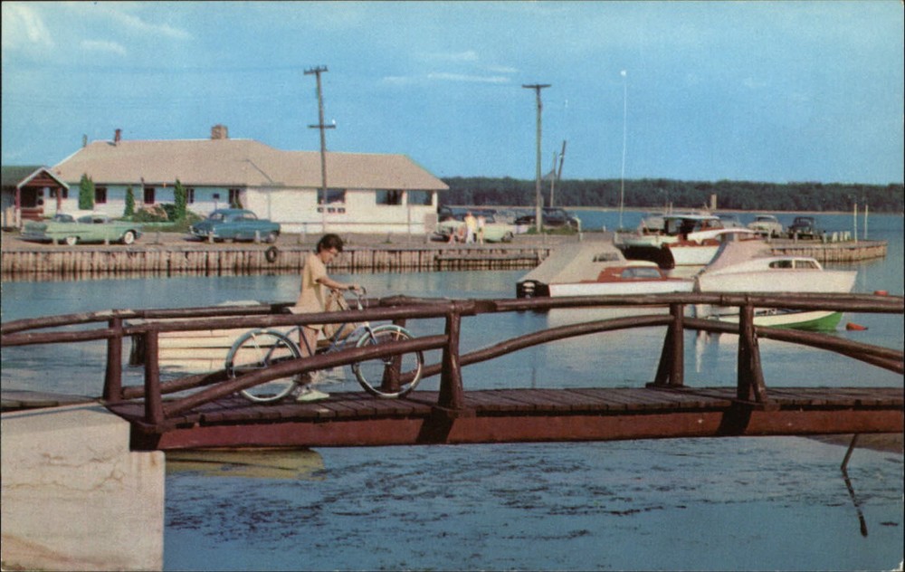 Gladstone Michigan Lake Michigan yacht harbor rustic bridge 1950s cars postcard