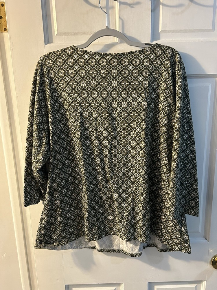 Hearts of Palm Woman 2X Green White Floral V-Neck 3/4 Sleeve Pullover Knit Top