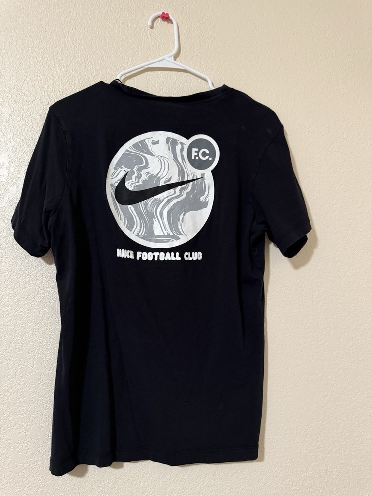 Nike F.C. graphic soccer t-shirt featuring a stylized swoosh logo Size Medium