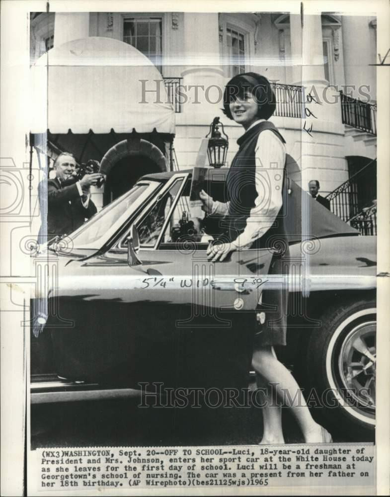 1965 Press Photo Luci Baines Johnson entering car at White House in Washington
