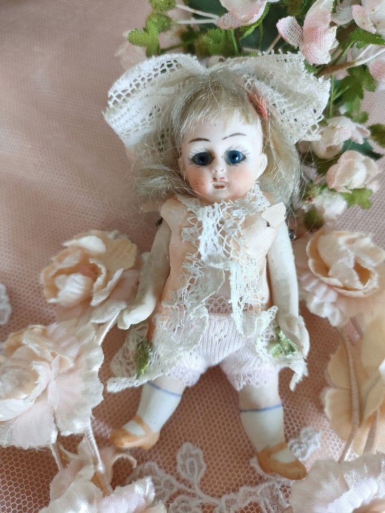 ? Adorable Mignonette German antique with big eyes? #79975e