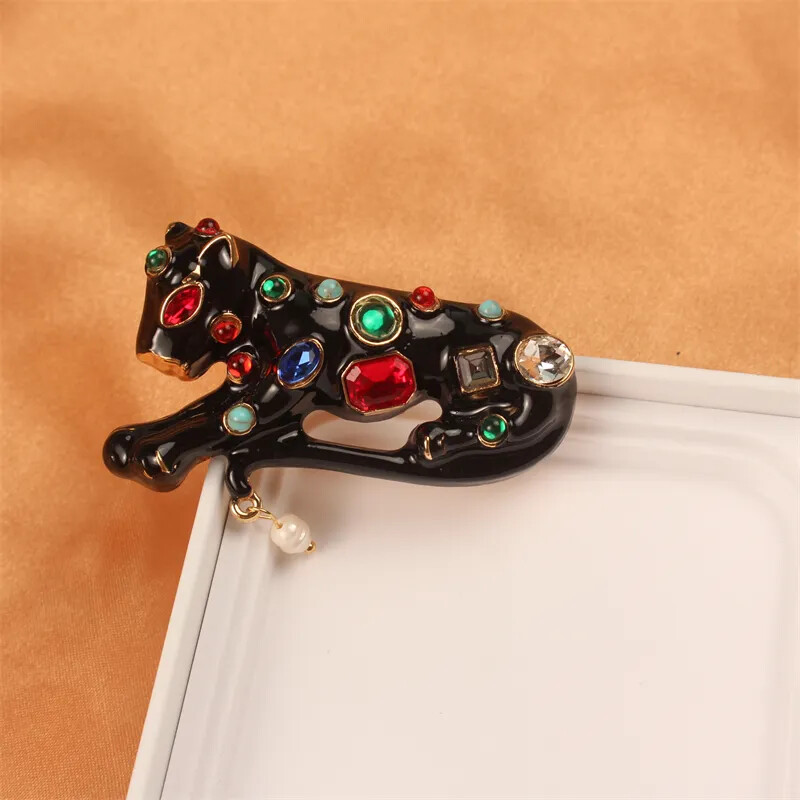 Fashion Alloy Enamel Rhinestone Leopard Brooch for Men Daily Accessories Pins