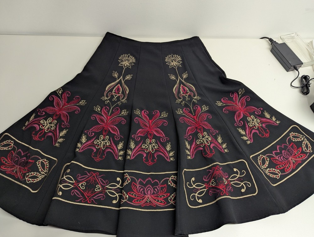 Sunny Leigh Skirt Size 10P Embroidered Floral A-Line Fit Flare Y2K 90's gothic