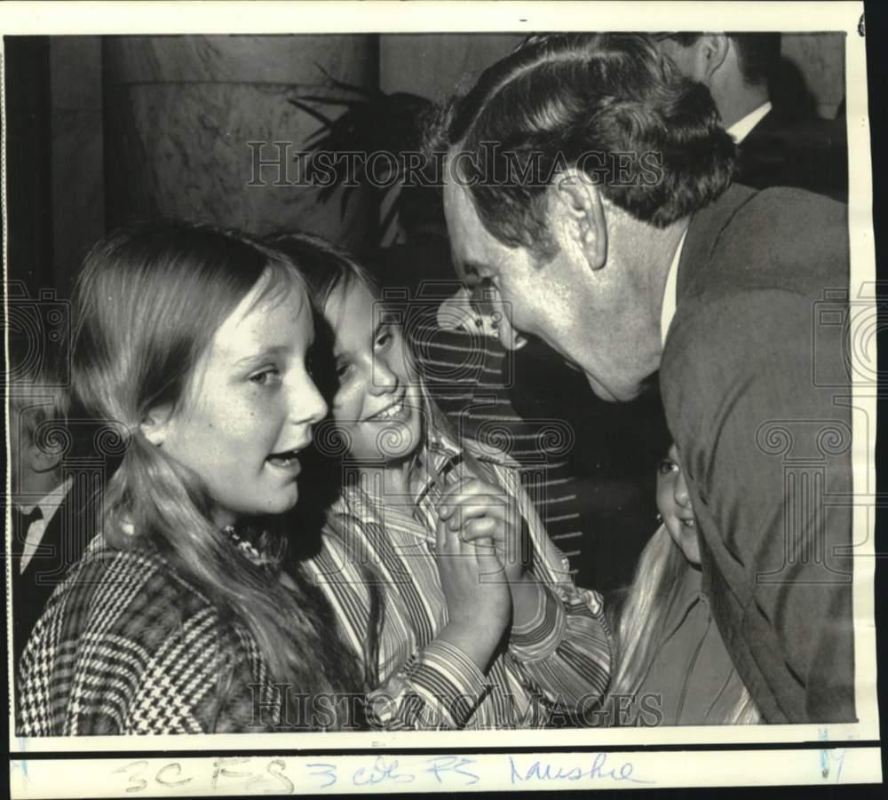 1970 Press Photo Senator Edmund Muskie greets Adlai Stevenson III's daughters.