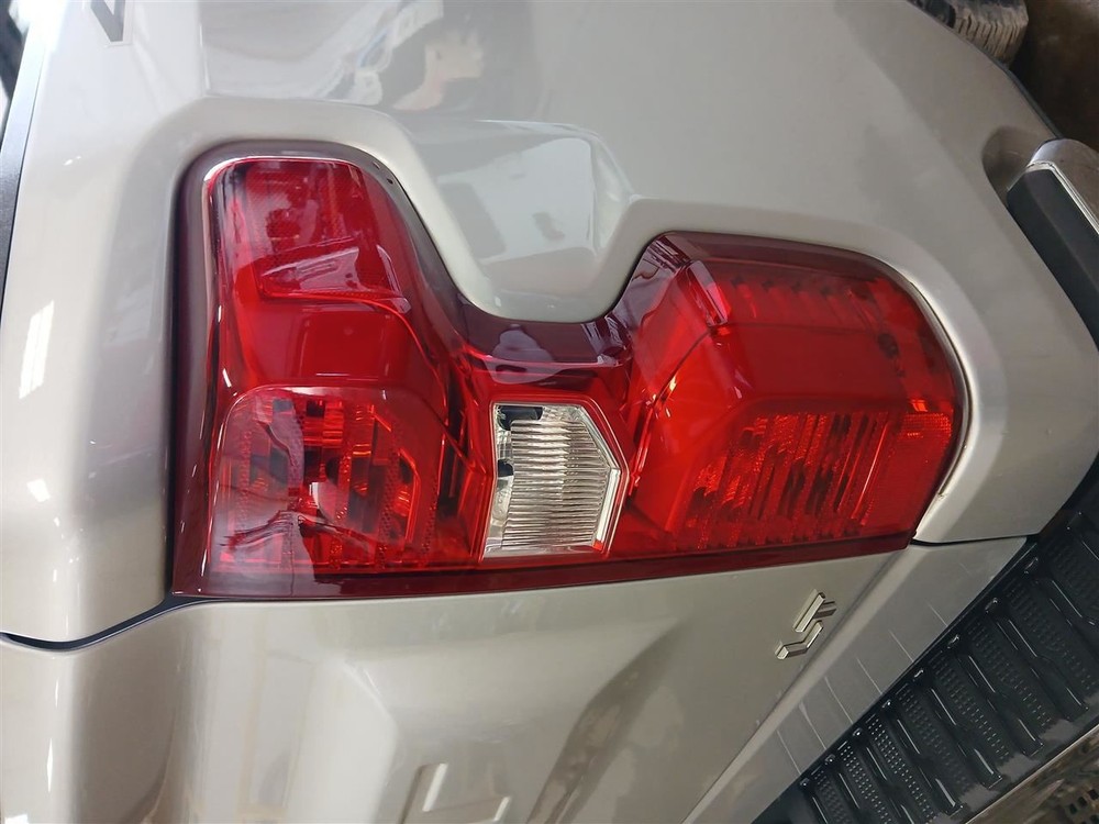 19-23 Silverado 1500 Pickup Passenger Tail Light with Box 3042181