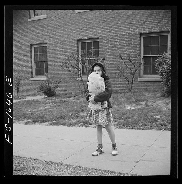 Photo:Washington DC 1942 Schoolgirl Scrap Paper Salvage Victory Program