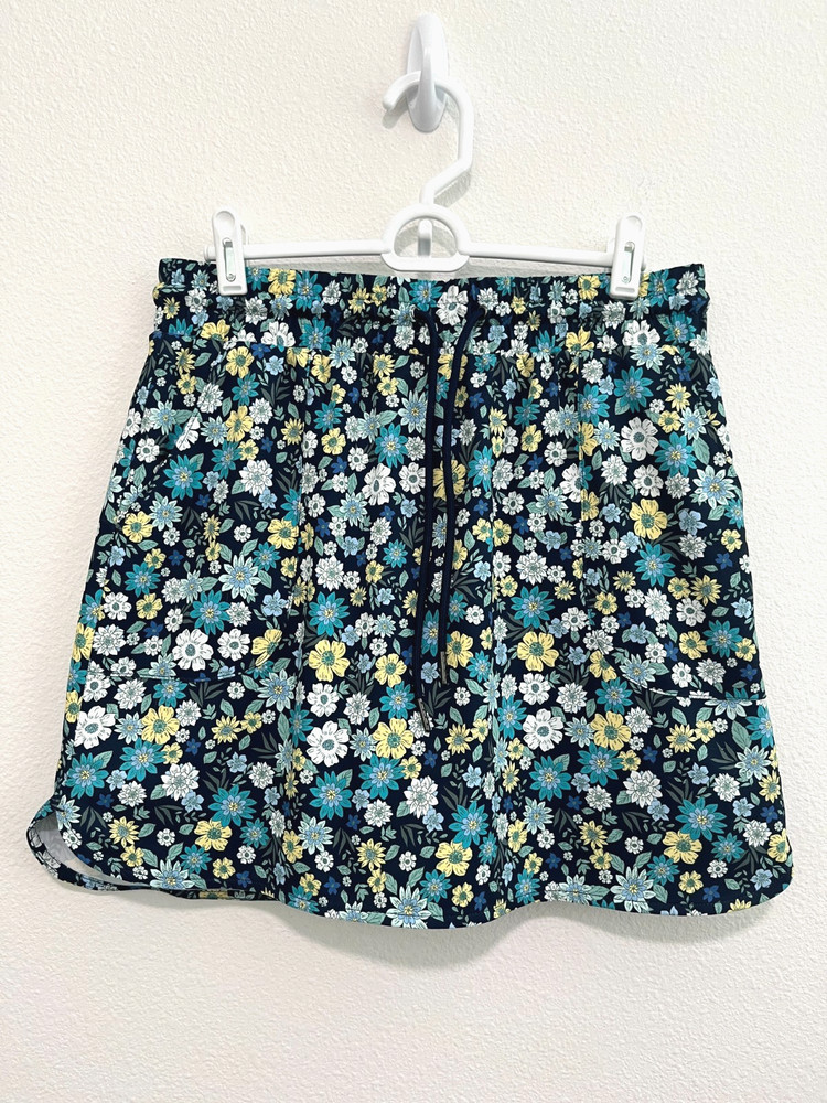 Woman's St John's Bay Daisy Flower Skort Navy/Green/Yellow Size Small