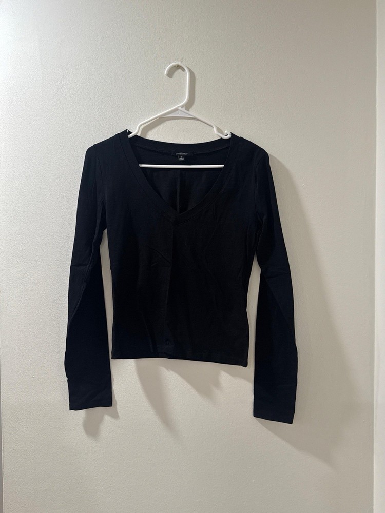Ambiance Apparel Black Long Sleeve V Neck Crop Top Women's Tee Shirt - Sz Medium
