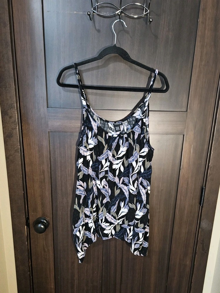 EUC Women's Plus Torrid Floral Flowy Asymmetric Tank Top Blouse Size 3 3X