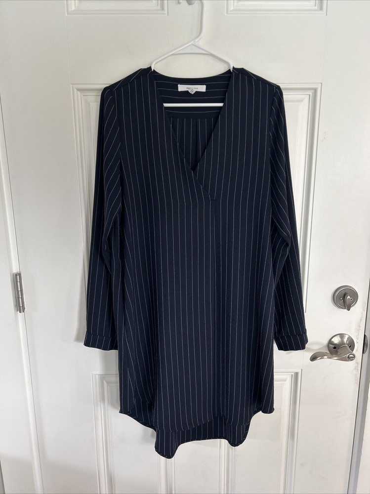 Women’s Dress pinstriped Long Sleeve Navy Size medium. Boutique