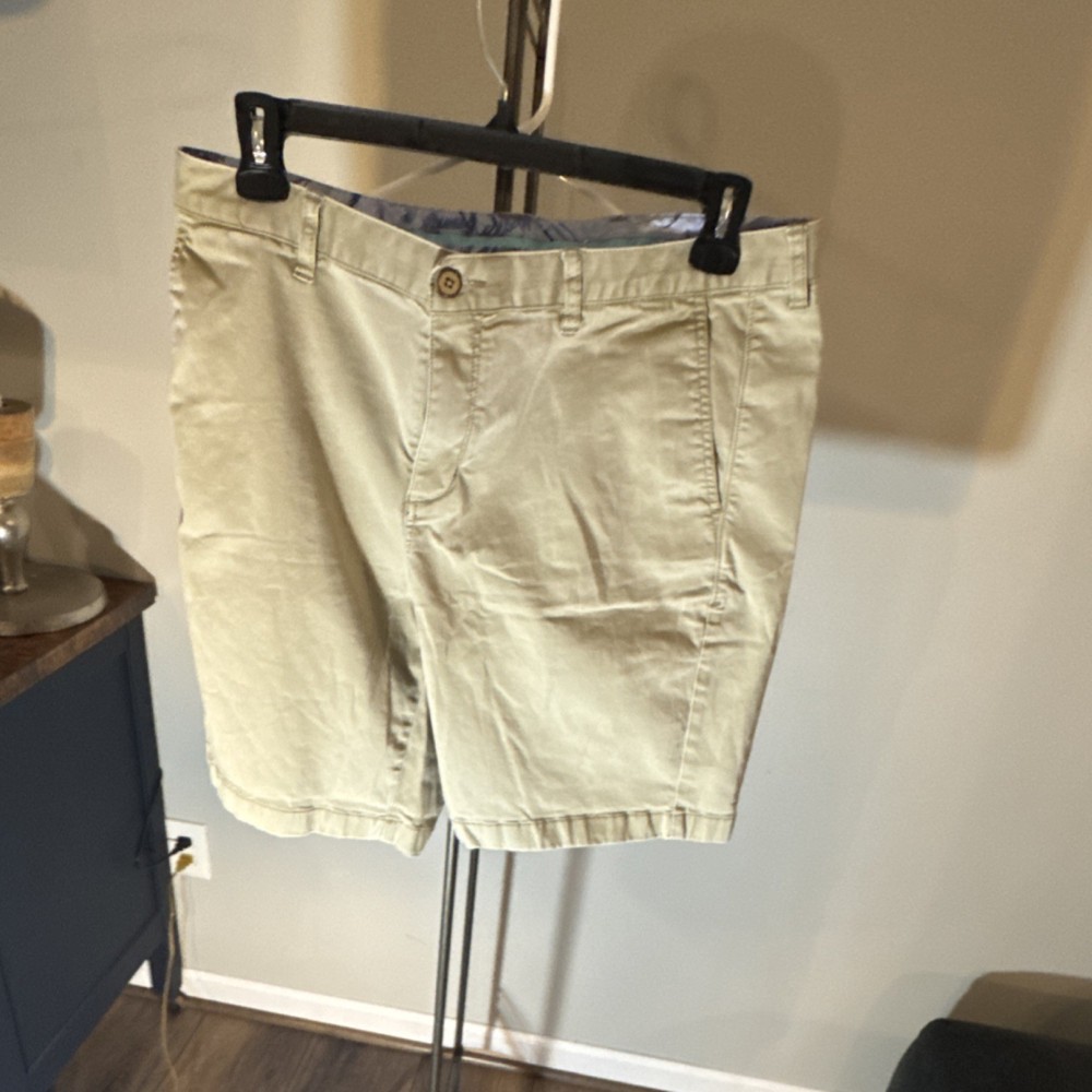 Tommy Bahama Men's Chino Shorts Beige Flat Front Button Closure Pockets