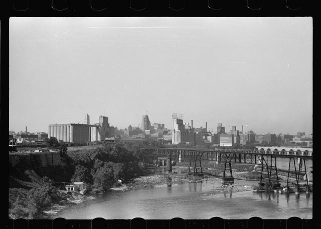 Photo:Buffalo New York 1930s Niagara River skyline railroad bridge view