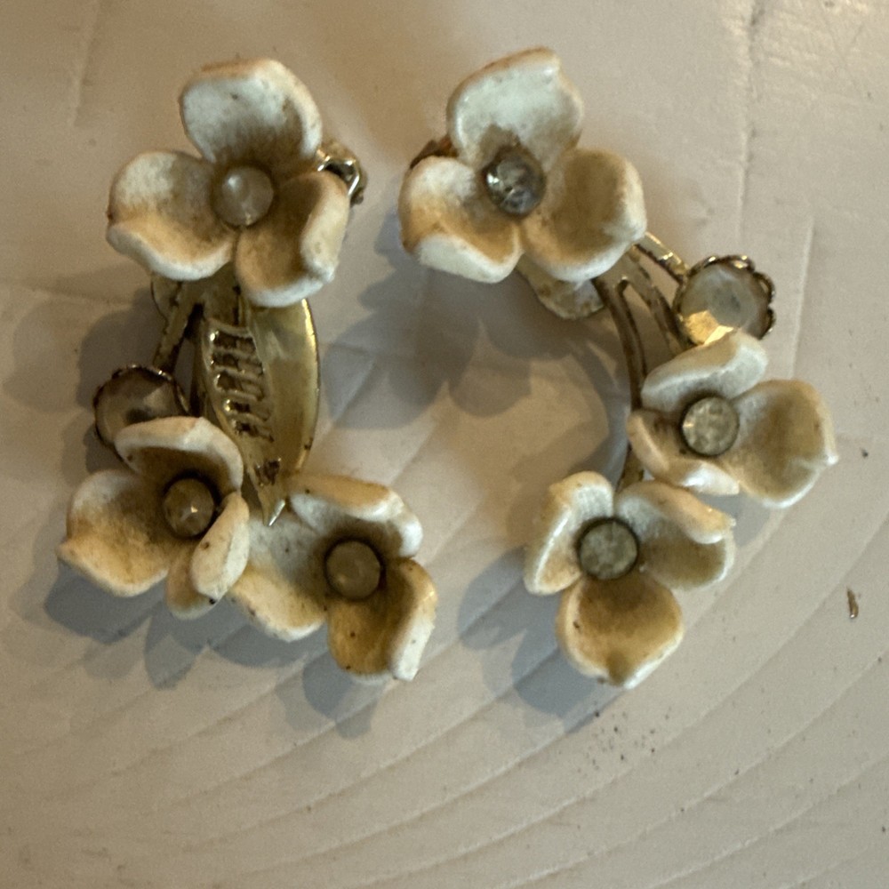 Vintage White Flower Cluster Enamel Earrings Clip On Missing One GoldTone  Leaf