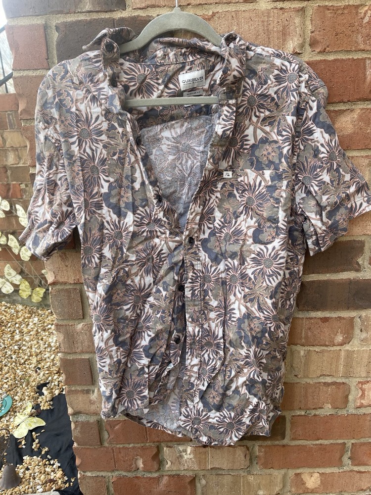 Quiksilver Men’s Button Down Short Sleeve Shirt Medium