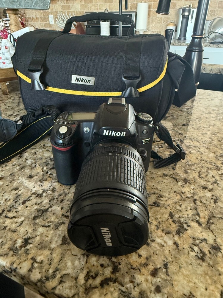 Nikon D D80 10.2MP Digital SLR Camera - Black (Kit w/ 18-135mm Lens)