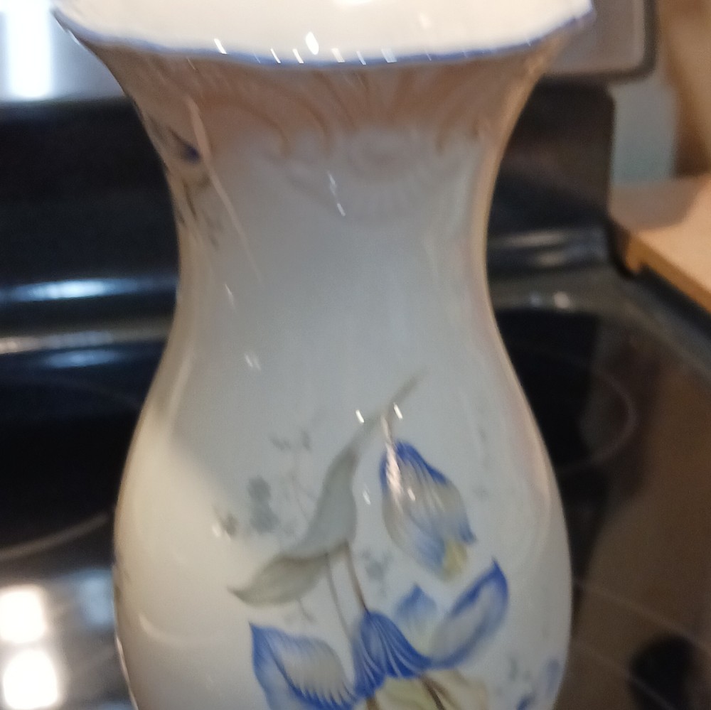 Ceramic Vase Blue Floral Pattern Scalloped Rim Decorative Glossy White Blue