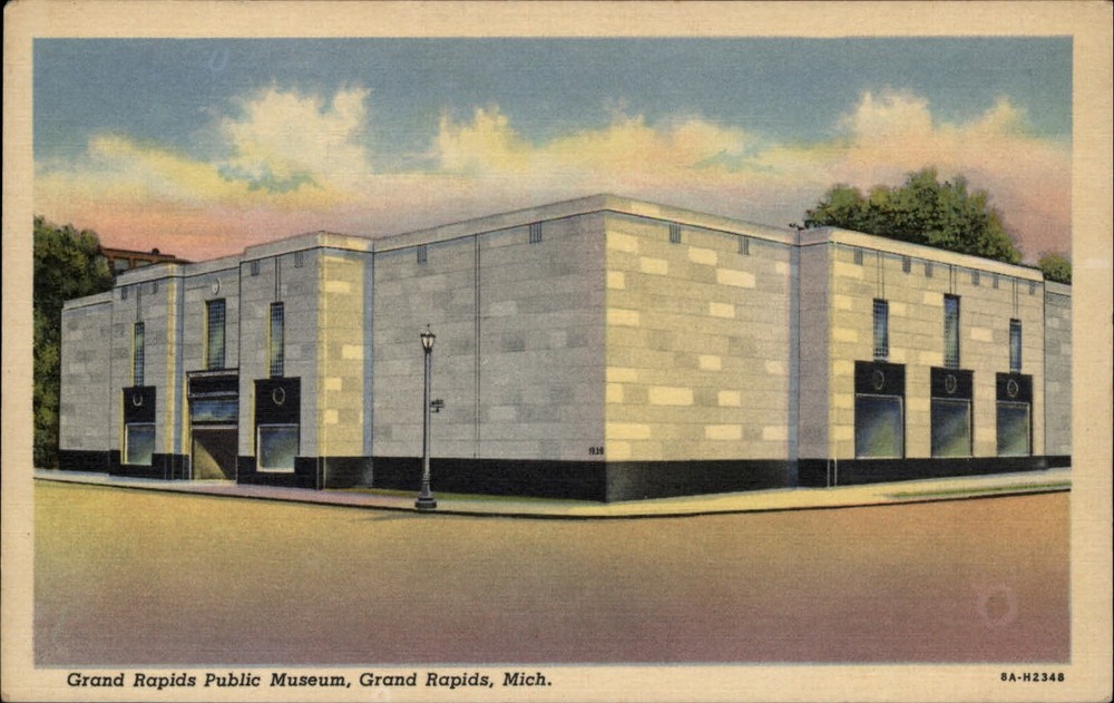 Grand Rapids Public Museum ~ Grand Rapids Michigan ~ 1940s linen postcard