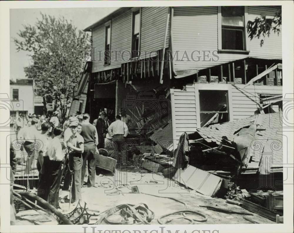 1939 Press Photo Officers and crowd outside wrecked school building in Ohio
