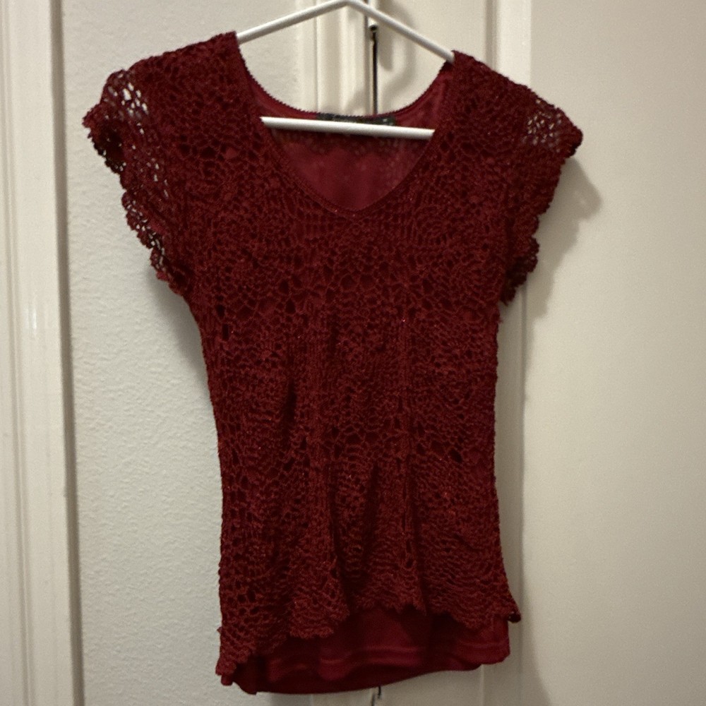 dressbarn collection Red Floral Lace Blouse Women's M Cap Sleeve Scoop Neck