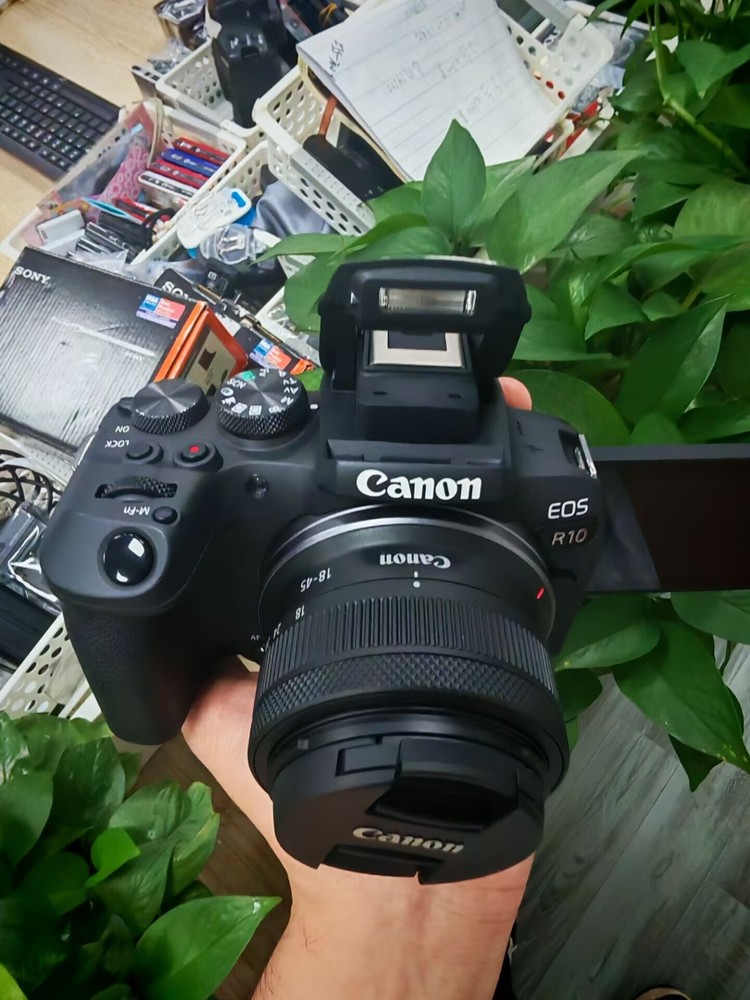 Canon EOS R10 24.1MP Mirrorless Camera with 18-45mm Lens