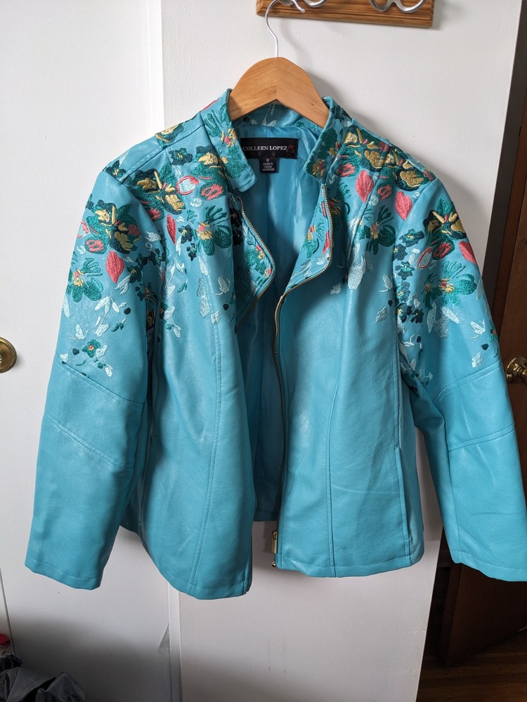 Colleen Lopez Women’s Faux Leather Green Jacket With Embroidery.  Size 1X(2)