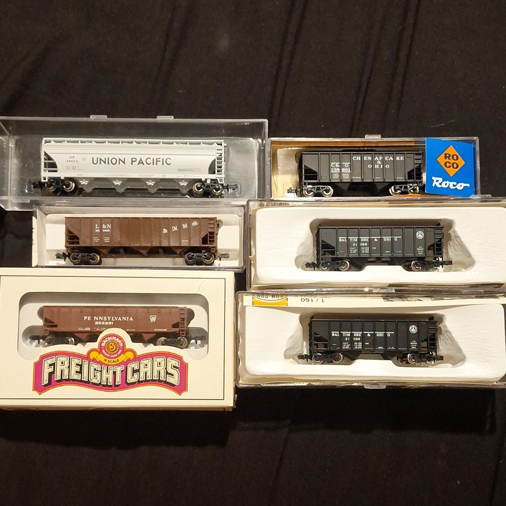 lot of 12 N Scale Freight Cars