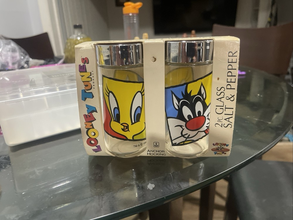 Vintage Tweety & Sylvester Glass Salt and Pepper Shakers New Unused