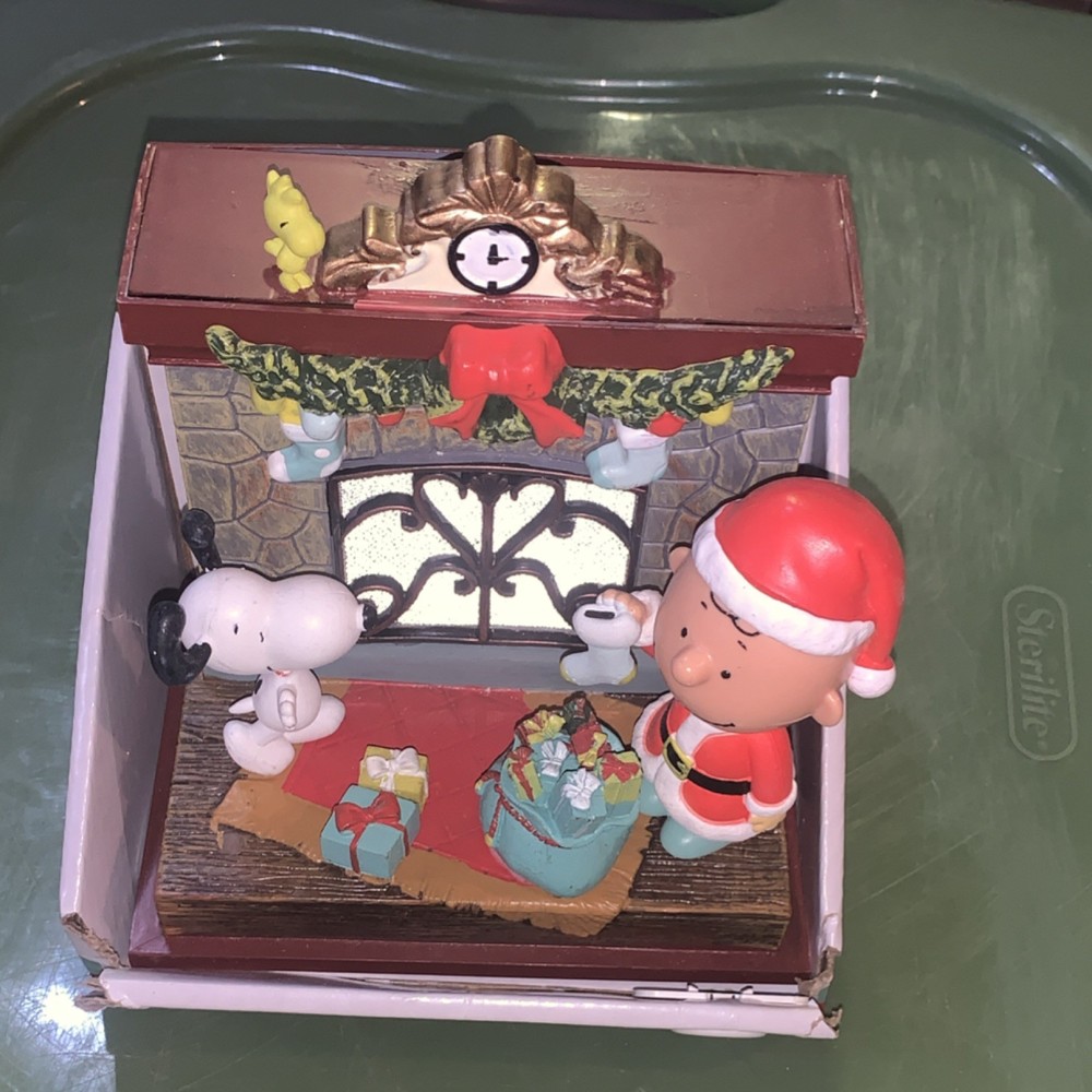 Peanuts Snoopy Charlie Brown Woodstock LED Musical Table Piece Christmas