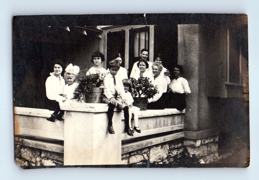 Old Vintage Photo MAN WOMEN GIRLS AND BOY OUTSIDE HOUSE SNAPSHOT PICTURE